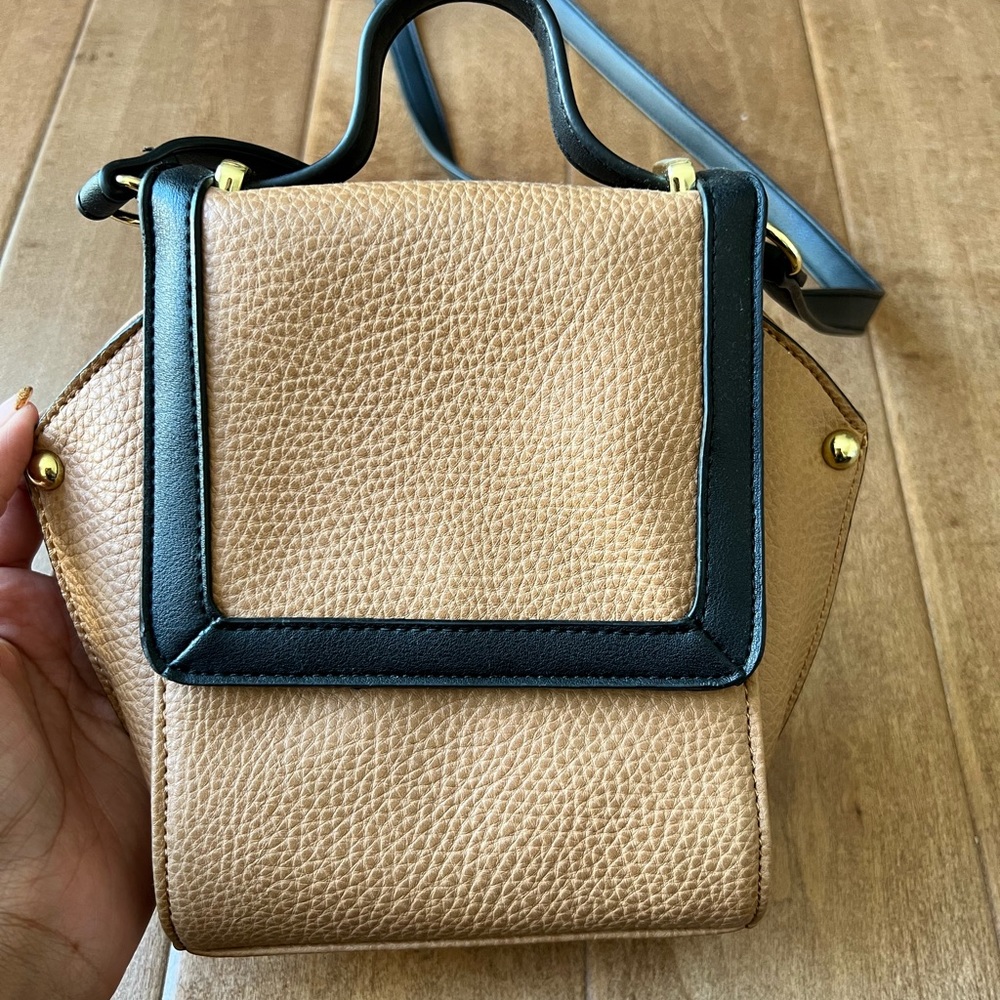 Tan/black , perfect sized crossbody. Great condition.